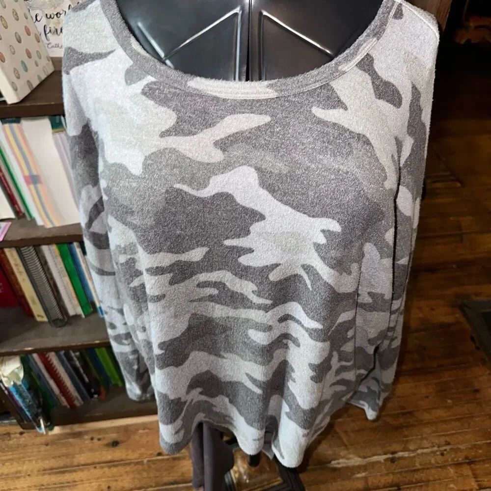 Lucky Brand gray camo cozy XL long sleeve scoop neck top